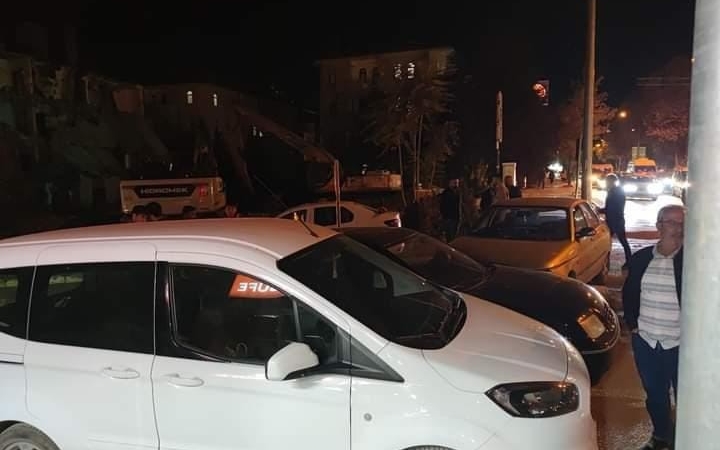 elazigda-4-aracli-zincirleme-kaza-savrulan-aracin-carptigi-yaya-agir-yaralandi-2TRrq64C.jpg