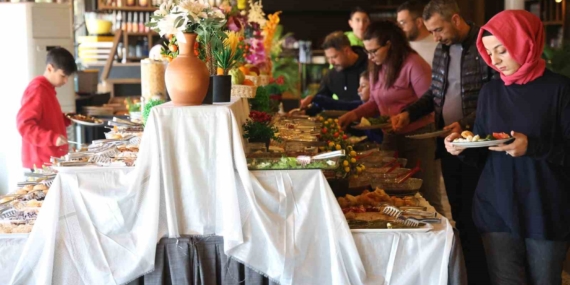 Elazığ’da 90 Çeşit Kahvaltı Sunan Restoranda Artan Yiyecekler Sokak Hayvanlarına Veriliyor Elazığ’da 90 Çeşit Kahvaltı Sunan Restoranda Artan Yiyecekler Sokak Hayvanlarına Veriliyor