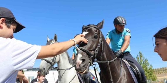 Elazığ'da Atlı Jandarma Timleri, Ahıska Türkü Çocukların İlgi Odağı Oldu Elazığ’da Atlı Jandarma Timleri, Ahıska Türkü Çocukların İlgi Odağı Oldu