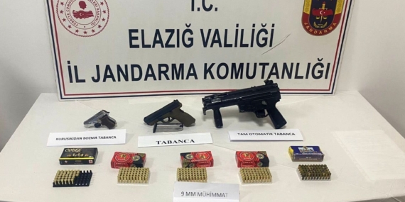 Elazığ’da bir işletmede yapılan aramda ruhsatsız tabanca ele geçirildi Elazığ’da bir işletmede yapılan aramda ruhsatsız tabanca ele geçirildi