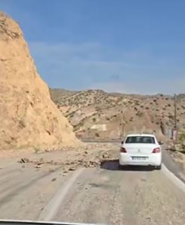 elazigda-deprem-sonrasi-kayalar-yola-dustu-dTPt7fVH.jpg