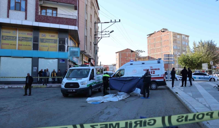 elazigda-feci-kaza-beton-pompa-aracinin-altinda-kalan-yasli-adam-hayatini-kaybetti-2fig27GU.jpg