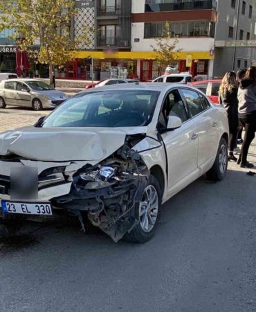 elazigda-iki-otomobil-carpisti-2-yarali-YHdK3DbI.jpg
