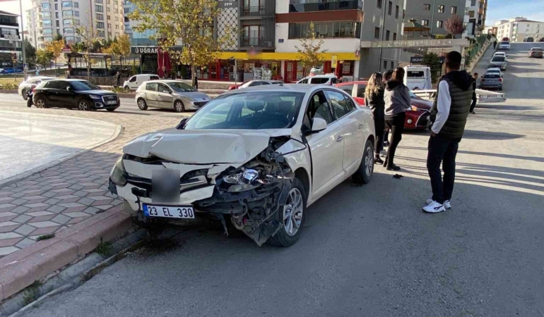 elazigda-iki-otomobil-carpisti-2-yarali-YHdK3DbI.jpg