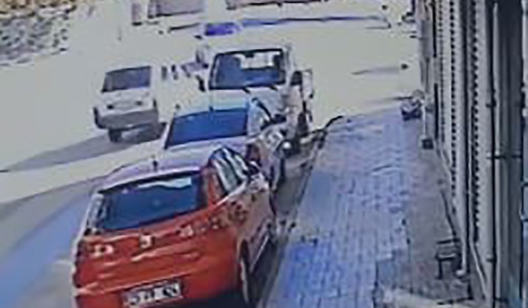 elazigda-iki-otomobilin-carpisma-ani-kameraya-yansidi-GnagXevN.jpg