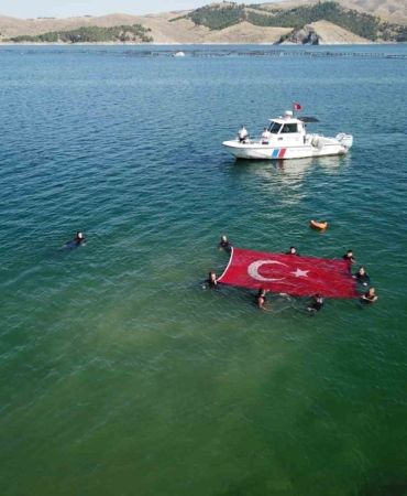 elazigda-itfaiye-ve-ekut-ekibine-su-alti-arama-kurtarma-egitimi-verildi-7982OR5L.jpg