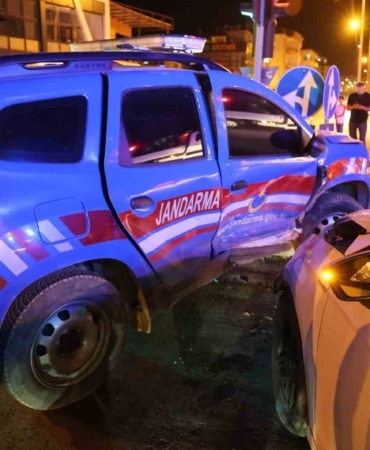 elazigda-jandarma-araci-ile-otomobil-carpisti-3-yarali-hUgAHhXG.jpg