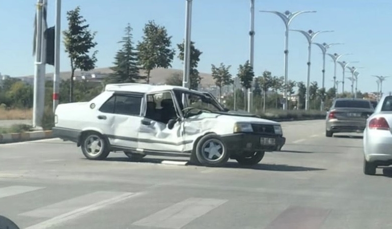 elazigda-kamyon-ile-otomobil-carpisti-2-yarali-IwE898fP.jpg