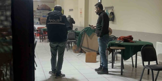 Elazığ’da Kıraathaneye Silahlı Saldırı: 2 Yaralı Elazığ’da Kıraathaneye Silahlı Saldırı: 2 Yaralı