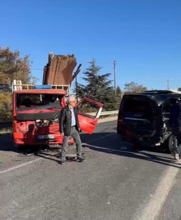 elazigda-minibus-ile-pikap-carpisti-1-yarali-gHUpRXUY.jpg