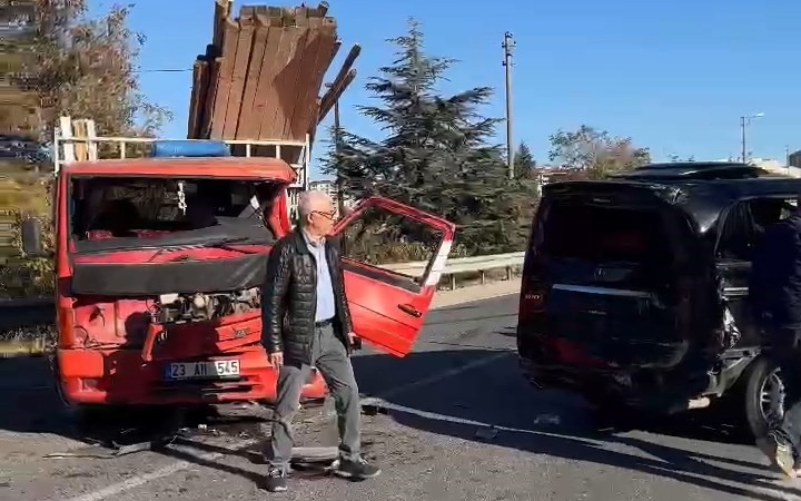 elazigda-minibus-ile-pikap-carpisti-1-yarali-gHUpRXUY.jpg