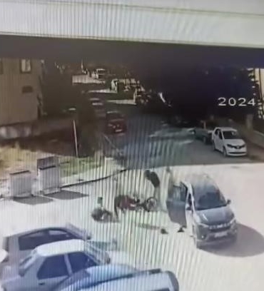 elazigda-motosiklet-ile-otomobilin-carpisma-ani-kamerada-ZNWaM6St.jpg