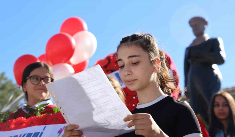 elazigda-ogrencilerden-anlamli-cumhuriyet-bayrami-kutlamasi-alLkstzk.jpg