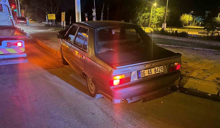 elazigda-otomobil-aydinlatma-diregine-carpti-1-yarali-8DYQyMI3.jpg