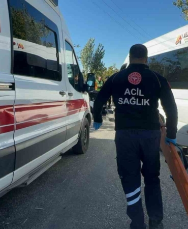 elazigda-otomobil-ile-ogrenci-servisi-carpisti-2si-agir-4-yarali-jyjZIT3x.jpg