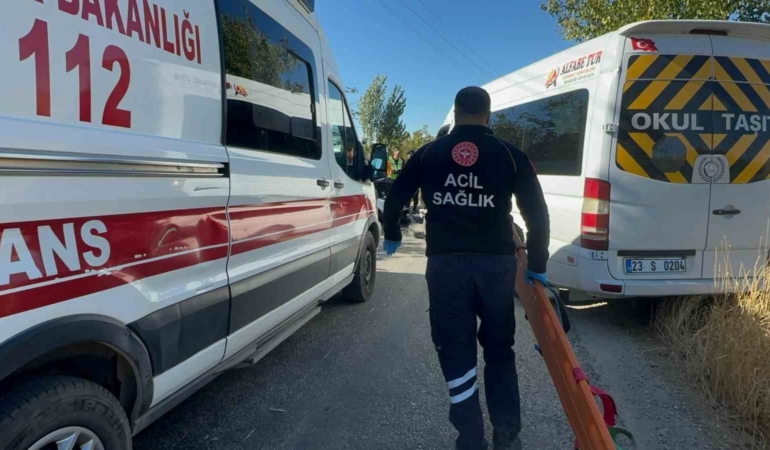 elazigda-otomobil-ile-ogrenci-servisi-carpisti-2si-agir-4-yarali-jyjZIT3x.jpg