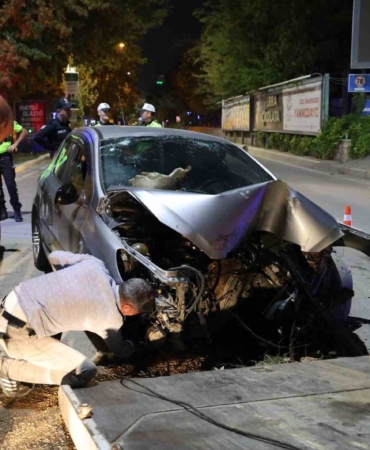 elazigda-otomobil-sinyalizasyon-diregine-carpti-3-yarali-iE9SDNy7.jpg