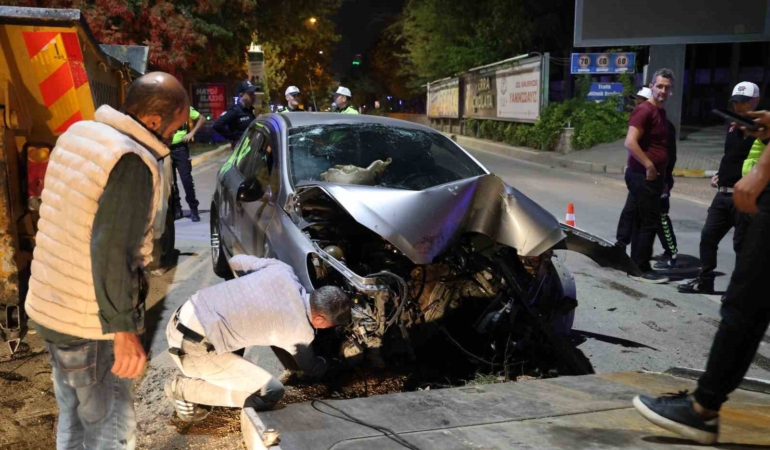 elazigda-otomobil-sinyalizasyon-diregine-carpti-3-yarali-iE9SDNy7.jpg