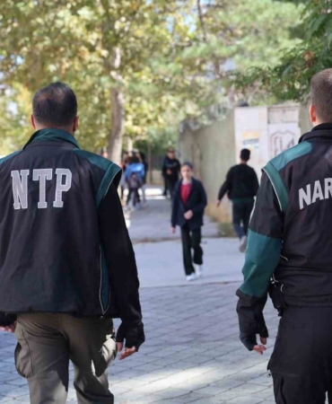 elazigda-polis-okul-onlerinde-kus-ucurtmuyor-FnyWT6fa.jpg