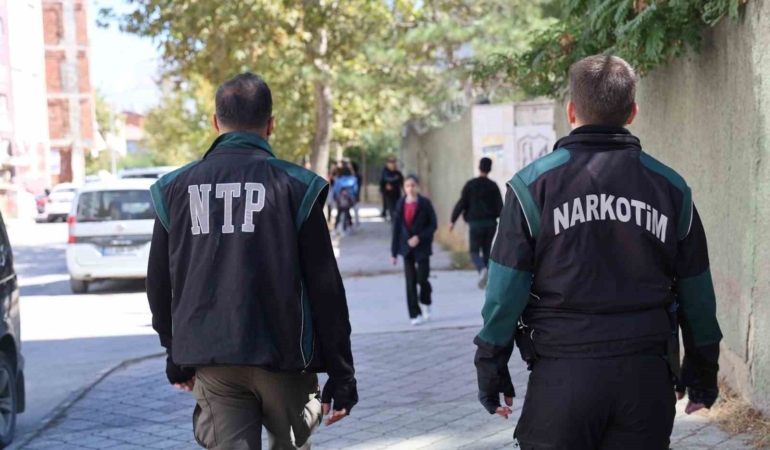 elazigda-polis-okul-onlerinde-kus-ucurtmuyor-FnyWT6fa.jpg