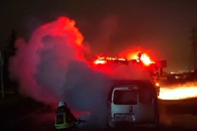 elazigda-seyir-halindeki-ticari-arac-alev-aldi-arac-kule-dondu-EXBhC8QY.jpg