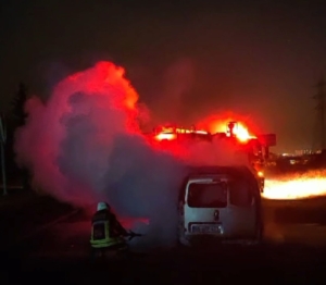 elazigda-seyir-halindeki-ticari-arac-alev-aldi-arac-kule-dondu-EXBhC8QY.jpg