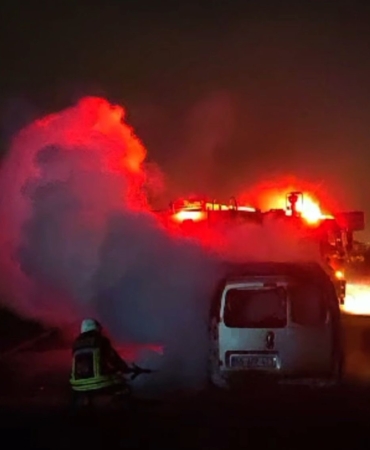 elazigda-seyir-halindeki-ticari-arac-alev-aldi-arac-kule-dondu-EXBhC8QY.jpg