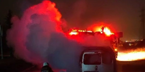 Elazığ'da Seyir Halindeki Ticari Araç Alev Aldı: Araç Küle Döndü Elazığ’da Seyir Halindeki Ticari Araç Alev Aldı: Araç Küle Döndü