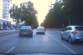 elazigda-trafigi-tehlikeye-sokarak-makas-atan-surucu-kamerada-m3cdfnbr.jpg