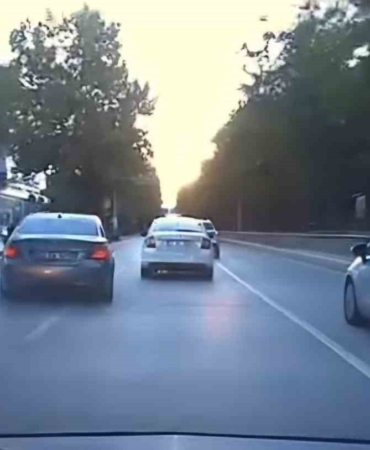 elazigda-trafigi-tehlikeye-sokarak-makas-atan-surucu-kamerada-m3cdfnbr.jpg