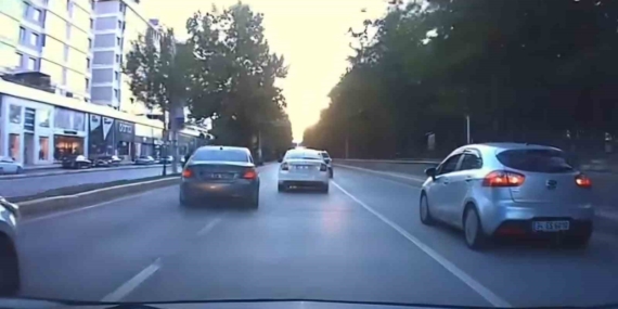 Elazığ'da Trafiği Tehlikeye Sokarak Makas Atan Sürücü Kamerada Elazığ’da Trafiği Tehlikeye Sokarak Makas Atan Sürücü Kamerada
