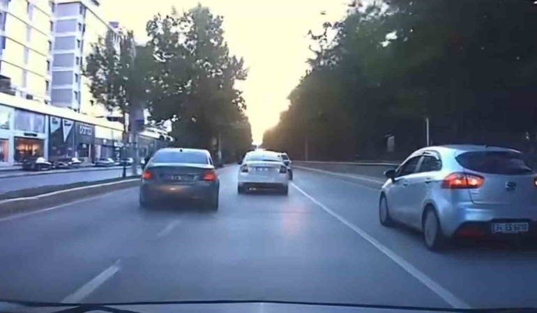 elazigda-trafigi-tehlikeye-sokarak-makas-atan-surucu-kamerada-m3cdfnbr.jpg