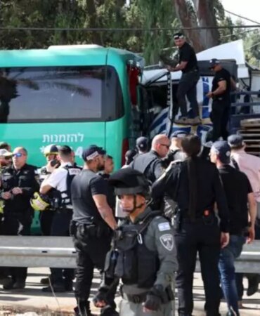 israilde-kamyon-duraga-carpti-en-az-33-yarali-4zxfRqPM.jpg