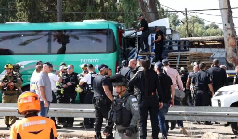 israilde-kamyon-duraga-carpti-en-az-33-yarali-4zxfRqPM.jpg