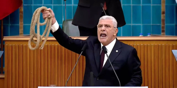 İYİ Parti Genel Başkanı Dervişoğlu grup toplantısında urgan fırlattı İYİ Parti Genel Başkanı Dervişoğlu grup toplantısında urgan fırlattı