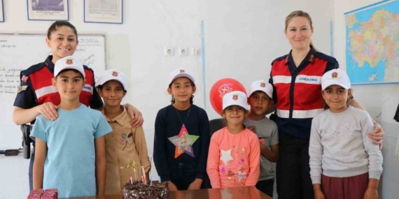 Jandarma ekipleri öğrencilerle bir araya geldi