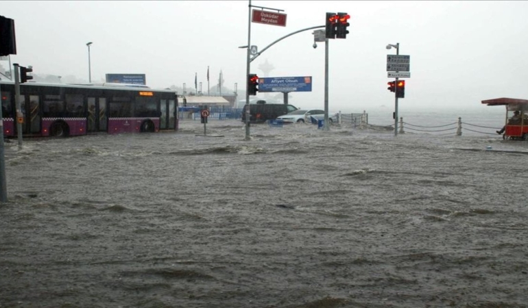 meteorolojiden-kuvvetli-yagis-ve-firtina-uyarisi-bircok-bolgede-siddetli-hava-kosullari-bekleniyor-EguYFDNu.jpg