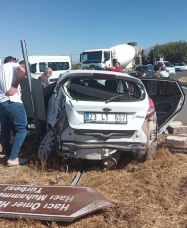otobus-ile-otomobil-carpisti-1-yarali-EfKcJZ3A.jpg