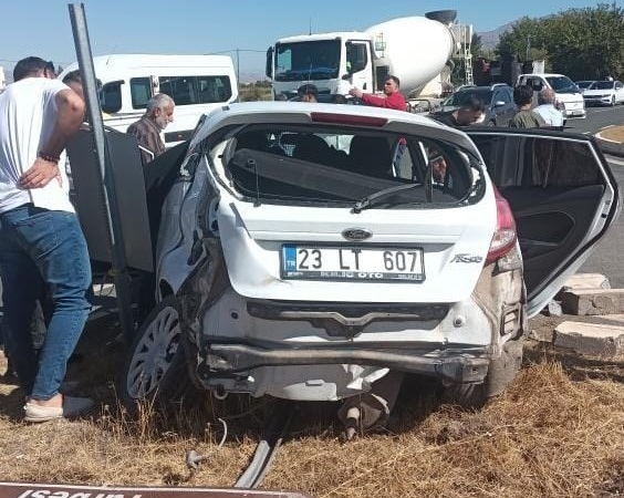 otobus-ile-otomobil-carpisti-1-yarali-EfKcJZ3A.jpg