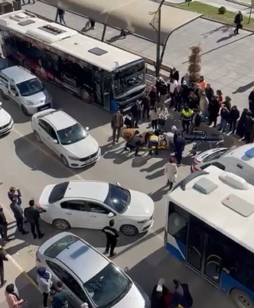 otobusun-carptigi-kadin-yaralandi-o-anlar-guvenlik-kamerasinda-n9e5hdzw.jpg