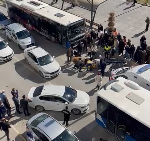 otobusun-carptigi-kadin-yaralandi-o-anlar-guvenlik-kamerasinda-n9e5hdzw.jpg