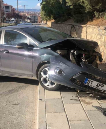otomobil-bahce-duvarina-carpti-1-yarali-G3CqHZLO.jpg