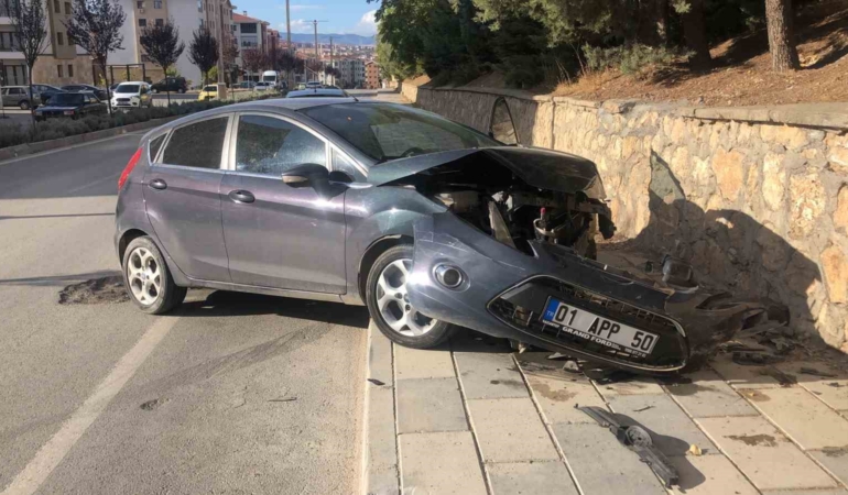 otomobil-bahce-duvarina-carpti-1-yarali-G3CqHZLO.jpg