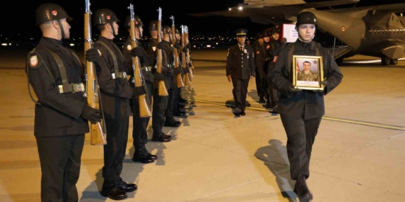 Şehit oğlunu karşılayan baba Hasan Alan: “Ülkesi, devleti, namusu için kahramanca şehit oldu” Şehit oğlunu karşılayan baba Hasan Alan: “Ülkesi, devleti, namusu için kahramanca şehit oldu”