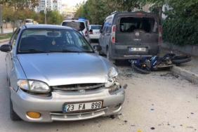 ters-yonde-ilerleyen-otomobil-motosikletle-carpisti-1-yarali-RPnaQNvO.jpg