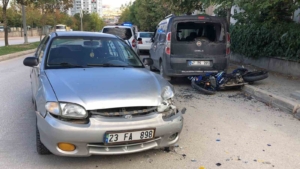 ters-yonde-ilerleyen-otomobil-motosikletle-carpisti-1-yarali-RPnaQNvO.jpg