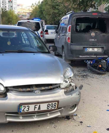 ters-yonde-ilerleyen-otomobil-motosikletle-carpisti-1-yarali-RPnaQNvO.jpg
