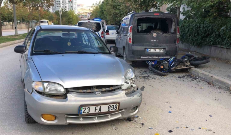 ters-yonde-ilerleyen-otomobil-motosikletle-carpisti-1-yarali-RPnaQNvO.jpg