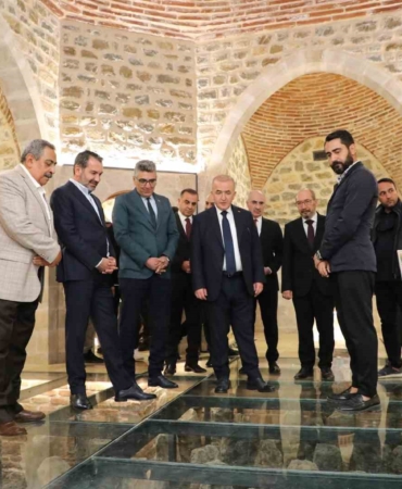 vali-hatipoglu-ve-baskan-serifogullari-muzelerde-incelemelerde-bulundu-ThK6hcMO.jpg