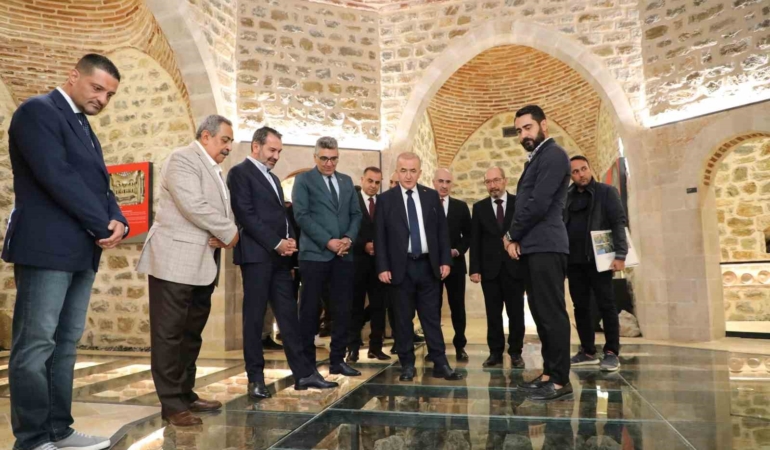 vali-hatipoglu-ve-baskan-serifogullari-muzelerde-incelemelerde-bulundu-ThK6hcMO.jpg